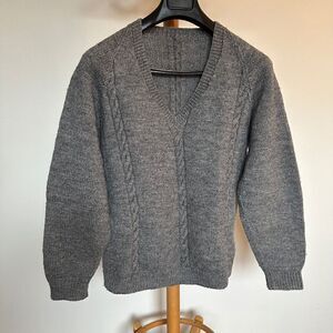 Vintage hand knit wool V-neck cable sweater - L